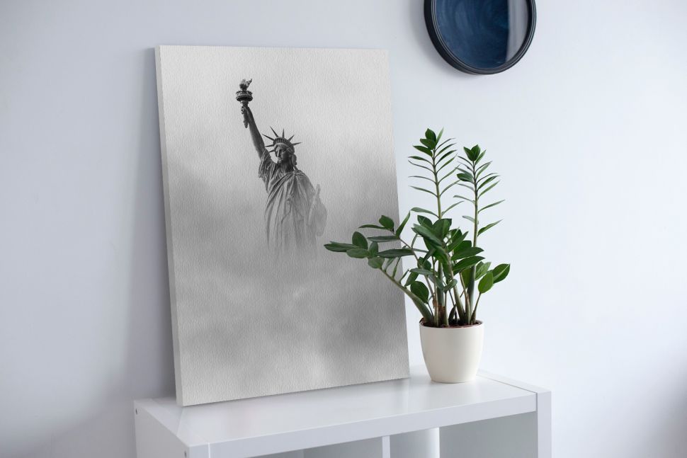Obraz na płótnie Statue of Liberty przedstawiający Statuę Wolności stojący na białym stoliku