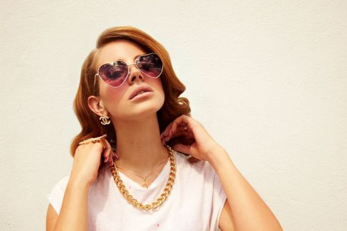 Lana Del Rey w okularach przeciwsłonecznych i złotym naszyjnikiem