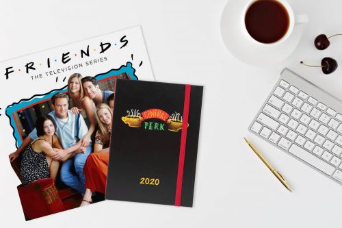 Kalendarze na 2020 rok z serialu Przyjaciele na biurku