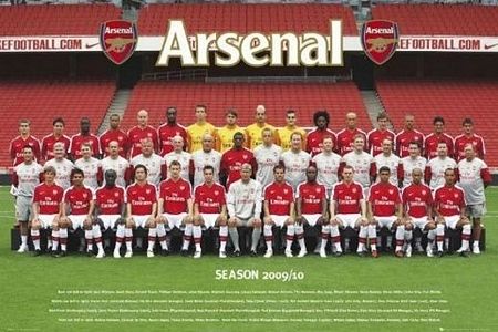 Plakat przedstawiający zdjęcie wszystkich członków klubu Arsenal z sezonu 09/10