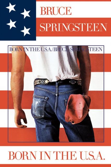 plakat przedstawiający Bruce'a Springsteena w dżinsach i białej koszulce z czerwoną czapką w kieszeni stojącego tyłem na tle amerykańskiej flagi