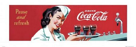 reprodukcja plakatu reklamującego napój Coca Cola z piękną, uśmiechniętą kelnerką trzymającą w rękach tacę ze szklaneczkami ponad dystrybutorem i ladą