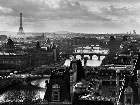 czarno-biała reprodukcja przedstawiająca panoramę Paryża