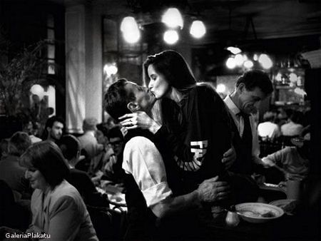 reprodukcja przedstawiająca całującą się parę w barze
