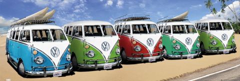 plakat z samochodami VW Californian Camer na plaży z deskami do surfingu na dachach