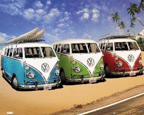 plakat z kamperami VW stojącymi na plaży z deskami do surfingu