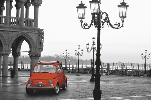 Czerwony samochód stojący na placu San Marco w Wenecji