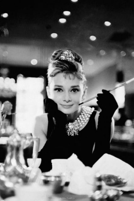 Scena z filmu Śniadanie u Tiffaniego z Audrey Hepburn na dużym plakacie