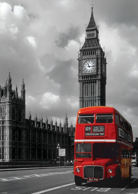 Czarno-biały plakat z autobusem mijającym big ben w londynie