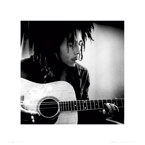 czarno-biała reprodukcja przedstawiająca grającego na gitarze Boba Marleya