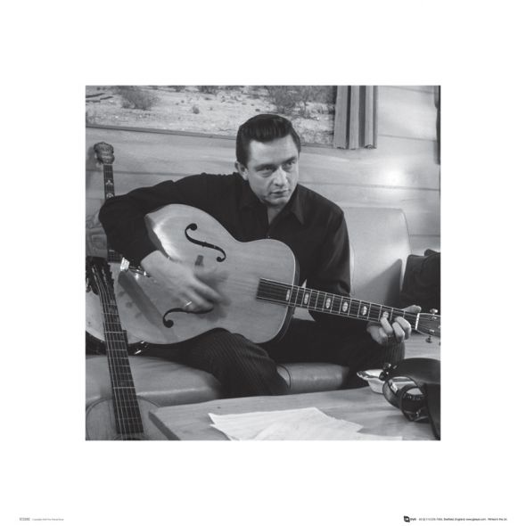 Reprodukcja na której pokazany jest Johnny Cash z gitarą