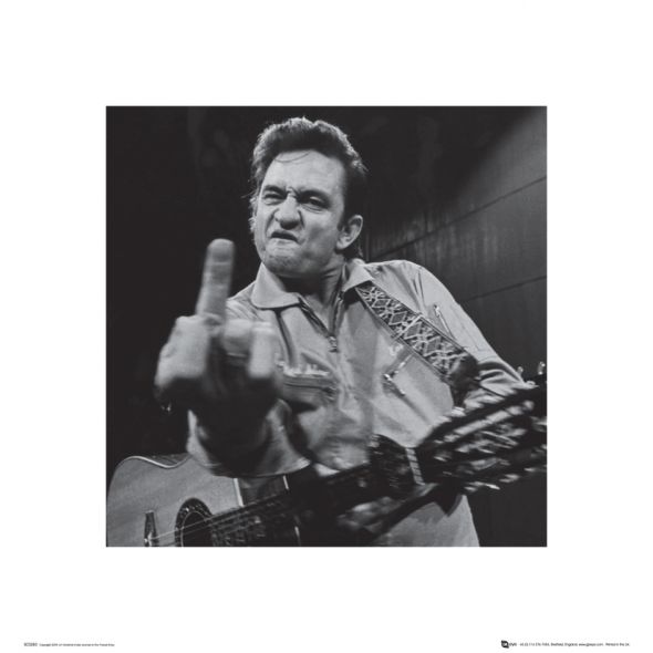 Johnny Cash z gitarą pokazujący wymowny gest palcem