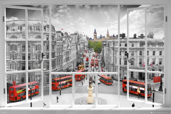 widok z okna na londyńską ulicę pełną czerwonych autobusów
