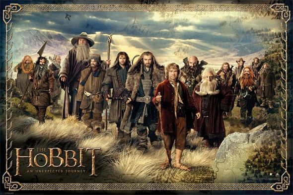 Plakat filmowy na którym drużyna krasnoludów z filmu Hobbit wraz z Bilbo i Gandalfem Szarym idą na wielka podróż