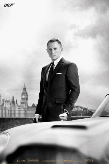 Czarno-biały plakat z Jamesem Bondem z filmu Skyfall