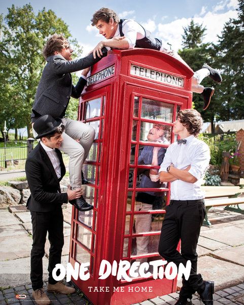 Chłopaki z One Direction na budce telefonicznej