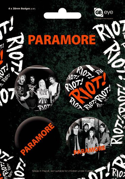 Zestaw czterech przypinek z motywami zespołu Paramore Riot