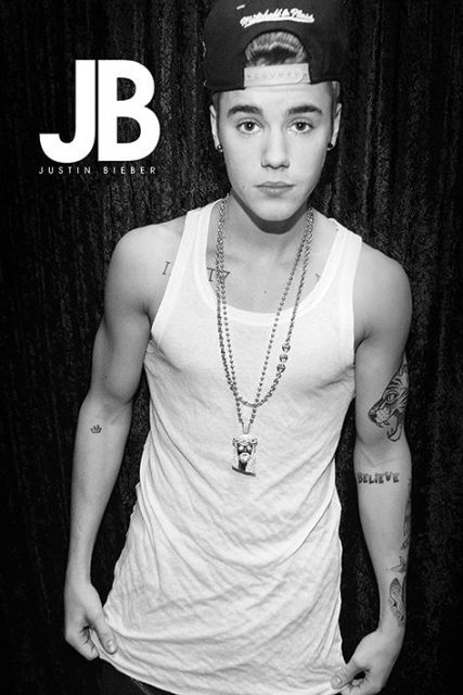 Justin Bieber w czapce z daszkiem. Czarno-biały plakat