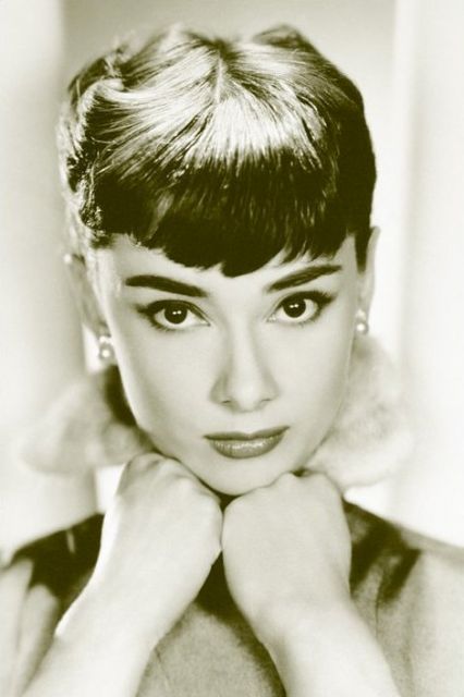 Plakat na ścianę w odcieniach sepii z zdjęciem uroczej Audrey Hepburn