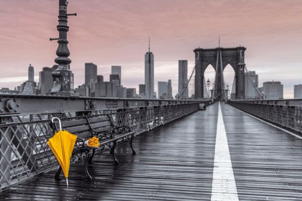 Plakat z żółtą parasolką na moście Bruklińskim w Nowym Jorku