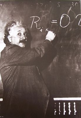 Pionowa reprodukcja przedtswiajaca Alberta Einsteina przy tablicy
