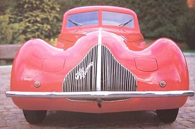 Mała reprodukcja z starym klasycznym autem marki Alfa Romeo