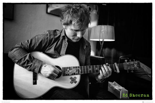 czarno-biały plakat z Ed-em Sheeran-em grającym na gitarze