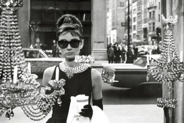 Poziomy plakat z Audrey Hepburn stojącą przed witryną sklpu Tiffany