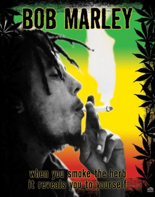 plakat przedstawia Boba Marleya palącego marichuanę na tle flagi rasta