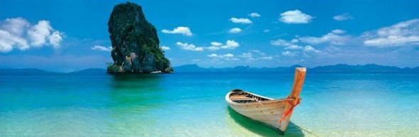 Plakat przedstawia rajską plażę i łódkę