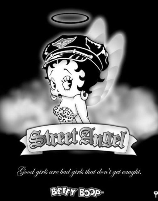 plakat na ścianę z Betty Boop przebraną za aniołka Street Angel z aureolą nad głową, skrzyglami i siedzącą na chmurce na czarnym tle
