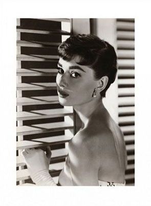 Duża reprodukcja przedstawiająca Audrey Hepburn stojącą przy żaluzjach