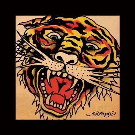 Reprodukcja z tatuażem tygrysa na ciele