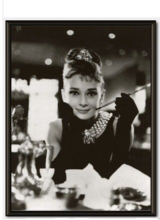 obraz z wizerunkiem Audrey Hepburn w czarnej aluminiowej ramie