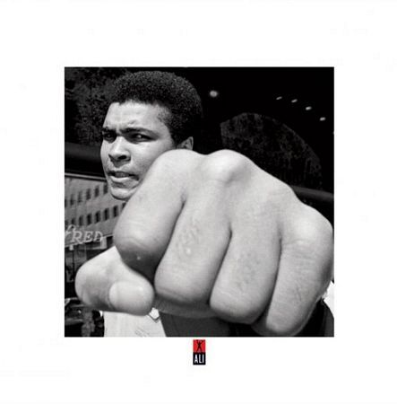 Reprodukcja na której wystawia pięść Muhammad Ali