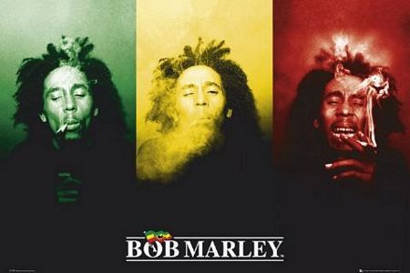 plakat imitujący flagę rasta z trzema portretami Boba Marleya