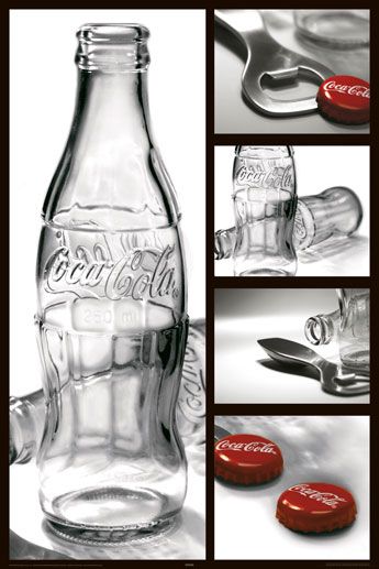 plakat przedstawiający pustą szklaną butelkę po Coca Coli i kapsle