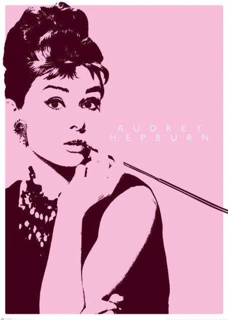 Audrey Hepburn z cygaretkę w dłoni na dużym plakacie w stylu pop art