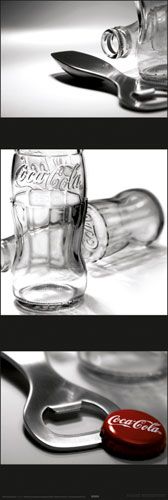 plakat o wymiarach 30,5x91,5 cm przedstawiający szklaną butelkę i kapsel po Coca Coli