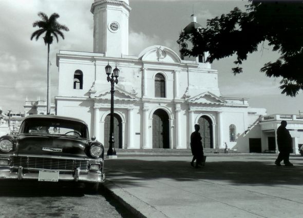 fototapeta z Chevroletem na tle świątyni
