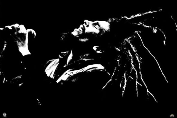 czarno-biały plakat z śpiewającym Bobem Marleyem trzymającym mikrofon