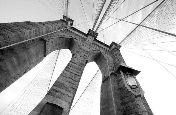 fototapeta z widokiem na filar brooklyn bridge i niebo