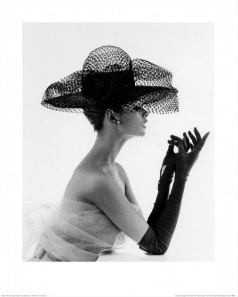 Czarno-biała reprodukcja obrazu przedstawiająca młodą kobietę w kapeluszu i rękawiczkach oraz tiulowej sukni