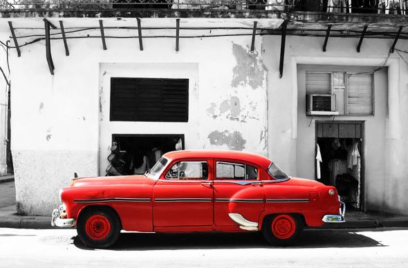 fototapeta z czerwonym Cadillaciem przed kubańskim budynkiem