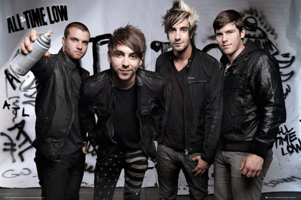 Poziomy plakat z członkami zespołu All Time Low na ścianie z czarnym graffity