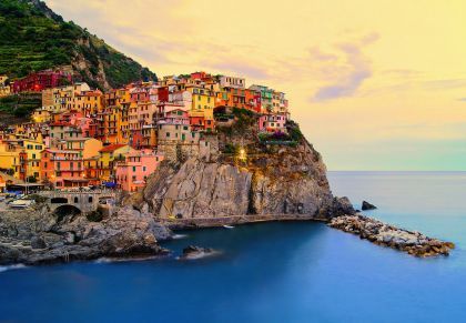 Piękne kolorowe domki na skale, Liguria, Włochy - fototapeta papierowa