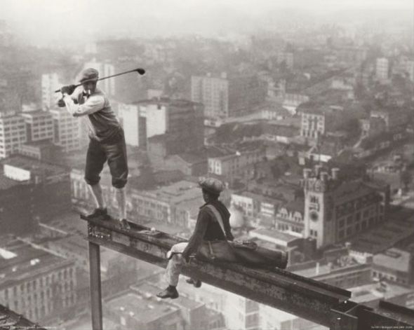 Reprodukcja przedstwaiająca dwóch mężczyzn grających w golfa na rusztowaniu wieżowca