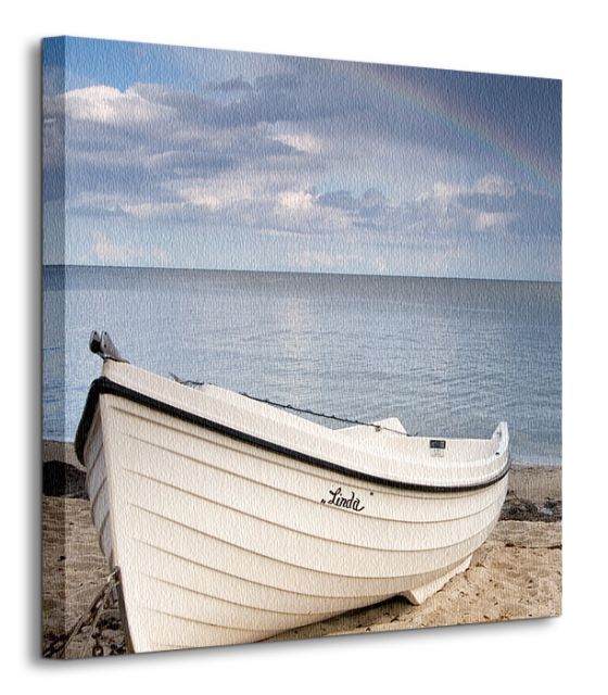 perspektywa kwadratowego obrazu na płótnie przedstawiającego białą łódź na plaży