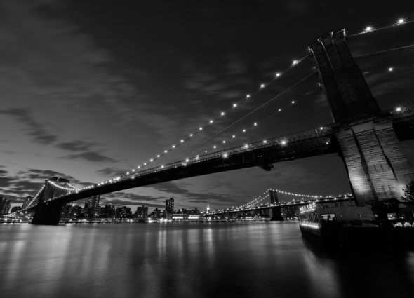 fototapeta z czarno-białym zdjęciem Brooklyn Bridge nocą