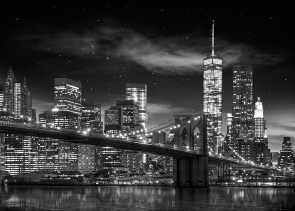 New York, Manhattan, most brooklyn bridge i widok na wieżę world trade center nocą.